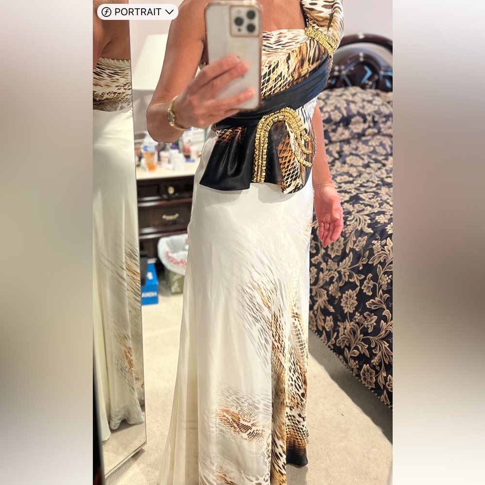 Haute couture boutique gown tag removed from Europe never been worn size 4 Us